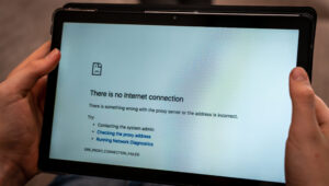 Hands holding tablet with no internet connection screen on the browser. Close up. Hands holding tablet with no internet connection screen on the browser. Close up.