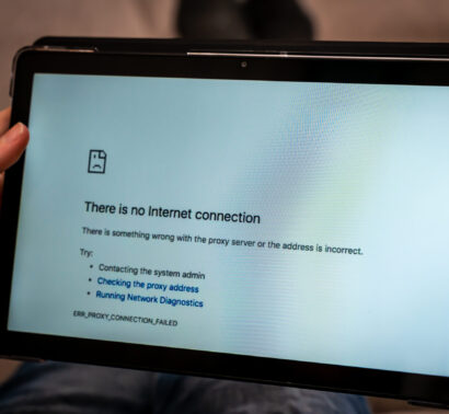 Hands holding tablet with no internet connection screen on the browser. Close up.