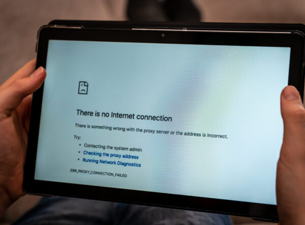 Hands holding tablet with no internet connection screen on the browser. Close up.